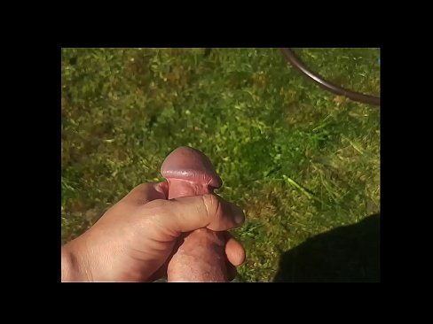 ❤️ Keçika germ di bexçeyek havînê de pisîka xwe ya pembe diqelişe û bi şuştinê dixe. ❤ Porno li ku.sexvideosex.top
