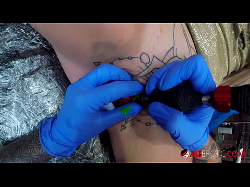 ❤️ Keçika pir tattookirî Sully Savage tattooek li ser klîtorê xwe kir. ❤ Porno li ku.sexvideosex.top